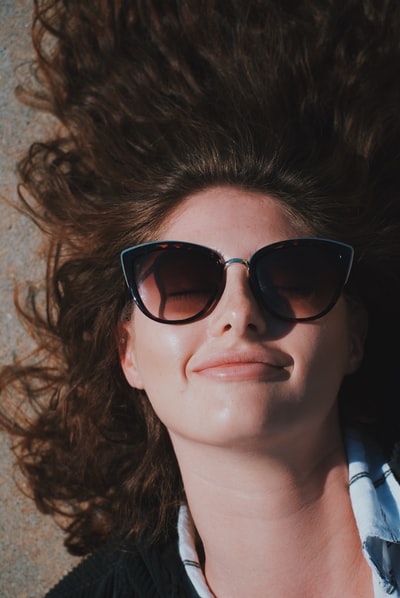 A woman wearing a black sunglasses
